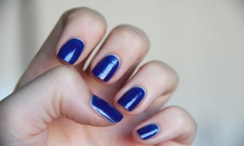 синий цвет ногтей и лака