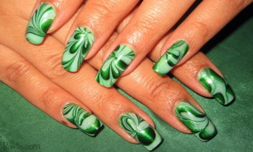 зеленый цвет ногтей и лака