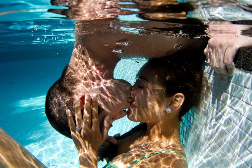 Мокрые и влюбленные занялись сексом в бассейне