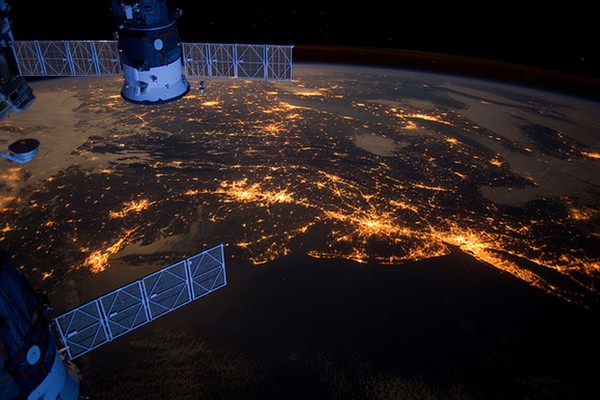 Земля с высоты космического полета: захватывающее ускоренное видео