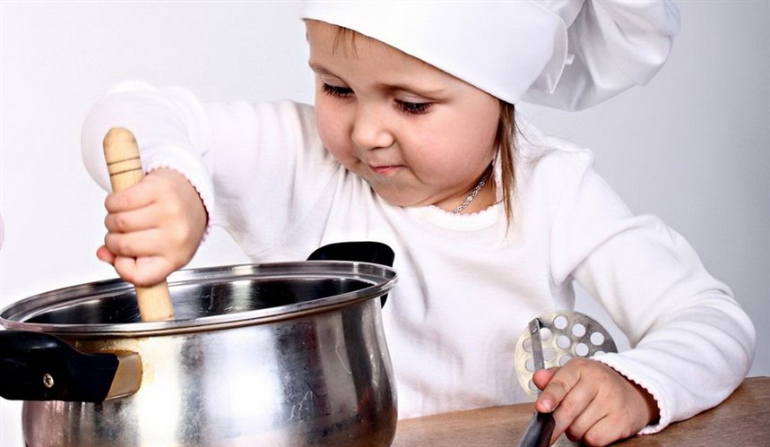 ребенок готовит
