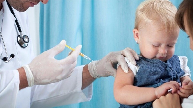 Как делают прививки детям в 25 странах мира: отказы от вакцинации и штрафы 