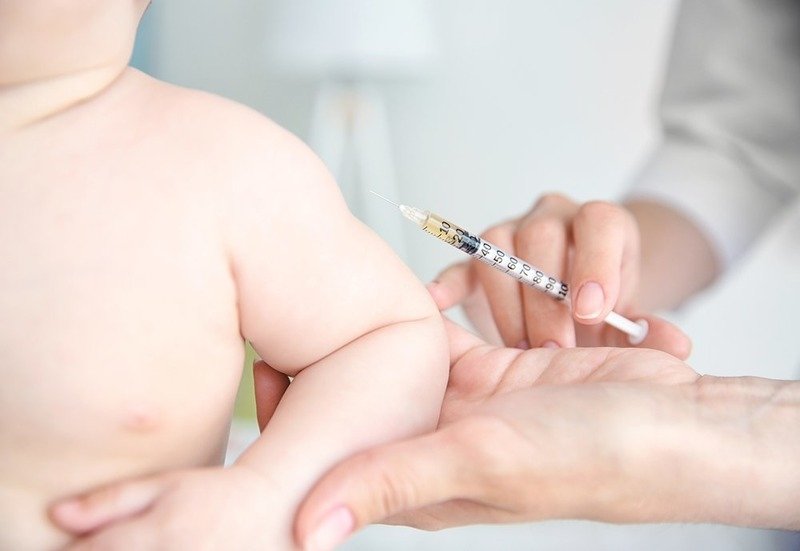 Как делают прививки детям в 25 странах мира: отказы от вакцинации и штрафы 