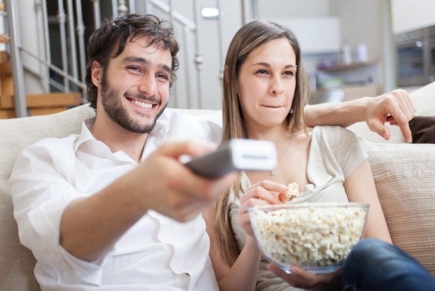 Мужчина и женщина смотрят фильм 