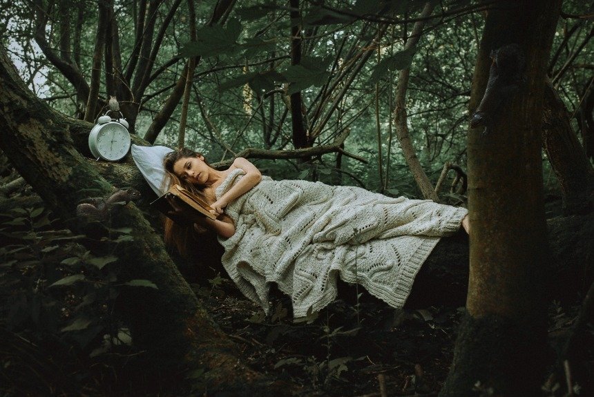 Девушка с книгой в лесу 