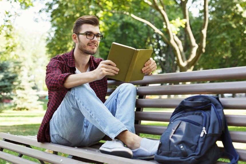 Мужчина с книгой в парке 