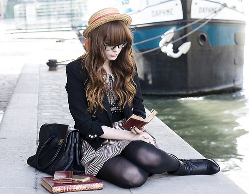 Девушка читающая книгу