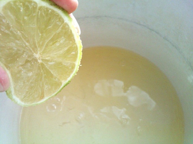 Белок, эфир чайного дерева и лимонный сок