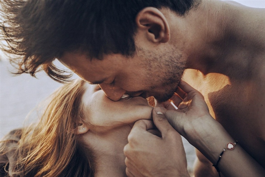 Как возбудить мужчину во время поцелуев