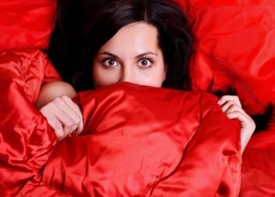 девушка в красной постели