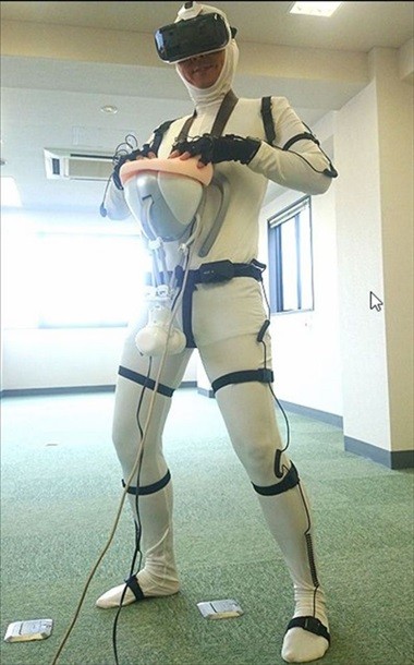 В Японии представили костюм для секса в виртуальной реальности. ВИДЕО