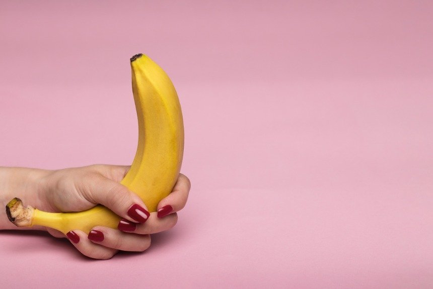 Банан в руке
