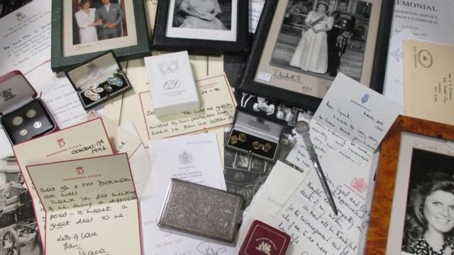 Архивный снимок писем и открыток принцессы Дианы