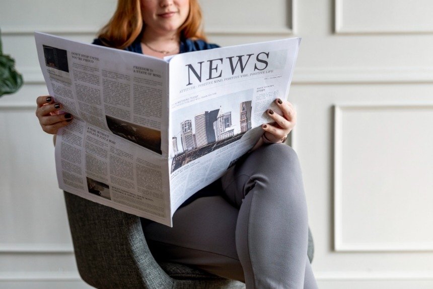 Женщина читает новости 