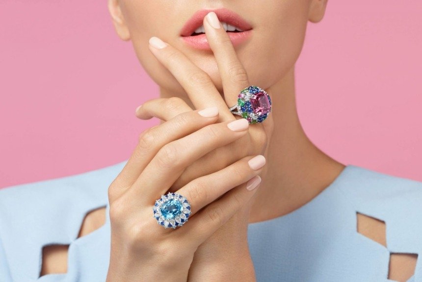 Кольца с бриллиантами на руках у женщины 
