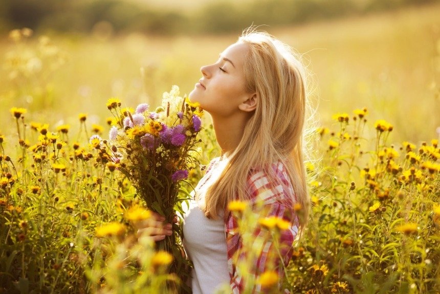 Женщина в поле с цветами 