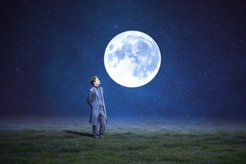 Мужчина смотрит на луну 